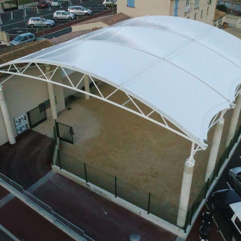 Couverture en toile d'un terrain de pétanque