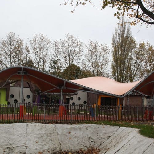 Auvent en toile d'une crèche à Évreux