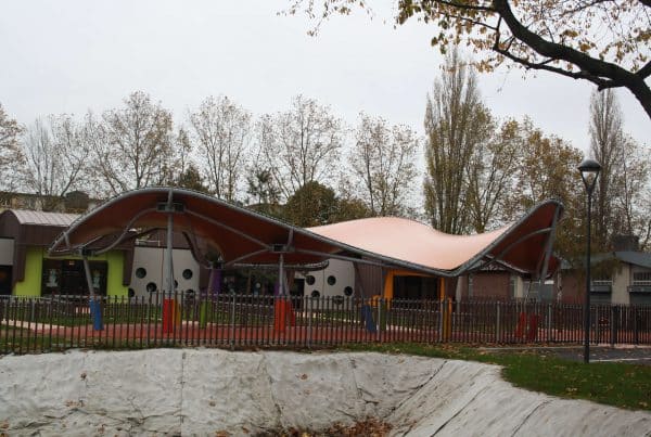 Auvent en toile d'une crèche à Évreux