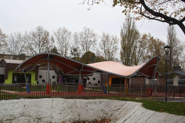 Auvent en toile d'une crèche à Évreux